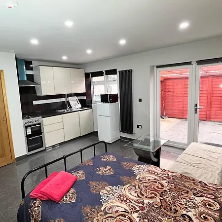 Full Studio Near Heathrow Airport & London Hayes  Exterior photo
