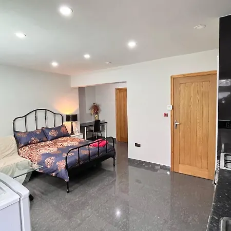 Full Studio Near Heathrow Airport & London Hayes  Exterior photo