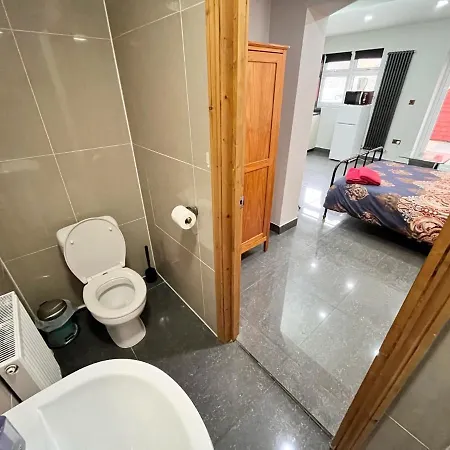 Full Studio Near Heathrow Airport & London Hayes  Exterior photo