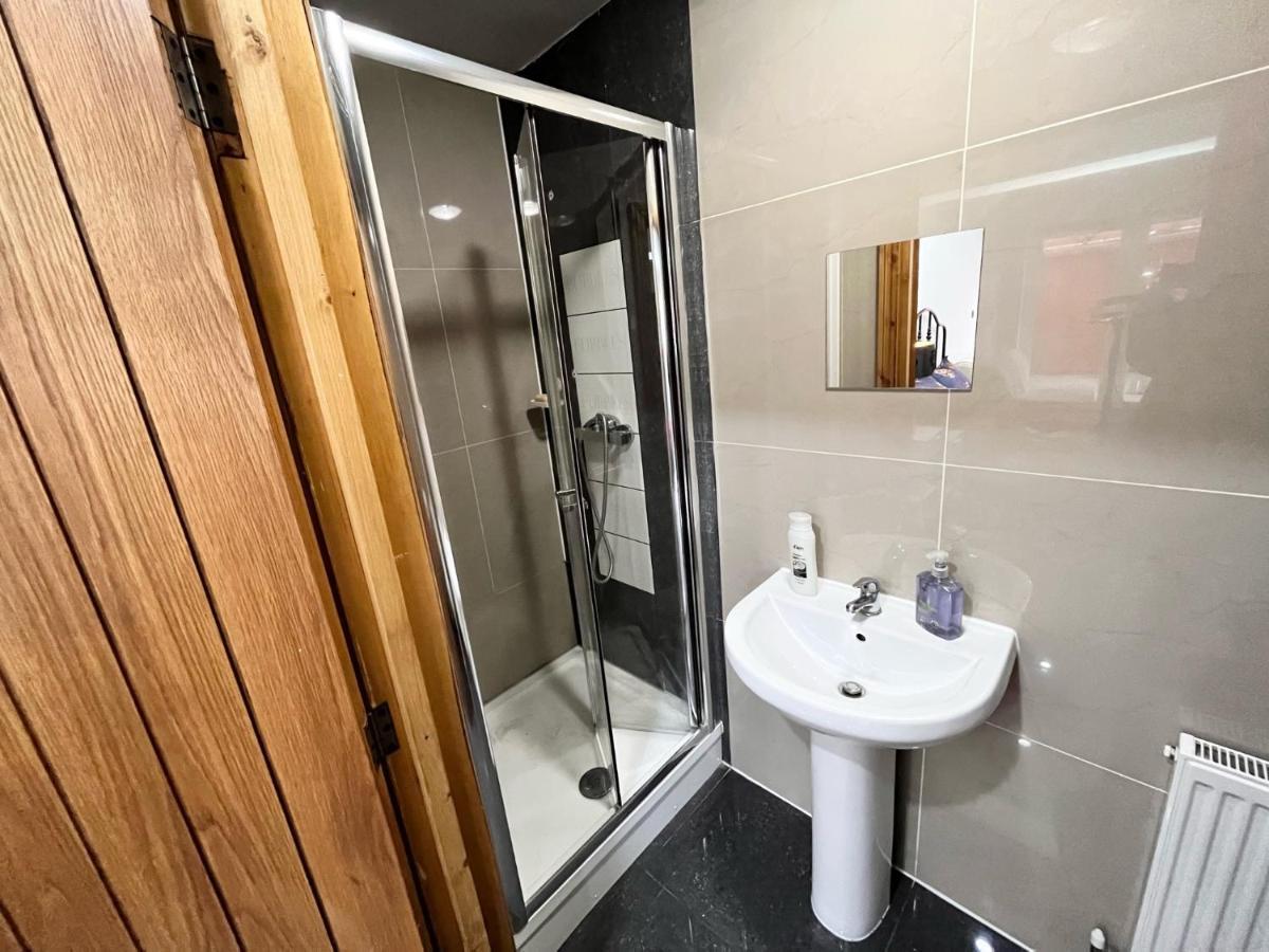 Full Near Heathrow Airport & London Apartment *