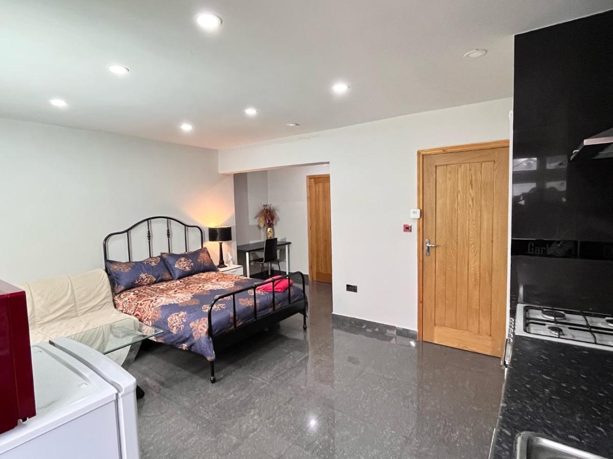 Full Near Heathrow Airport & London Hayes (Greater London)
