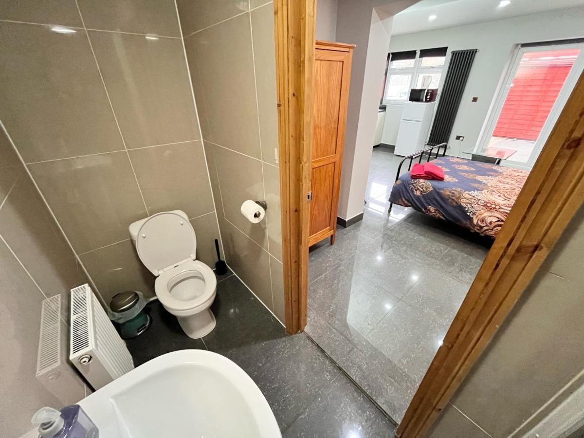 Full Near Heathrow Airport & London Hayes (Greater London)